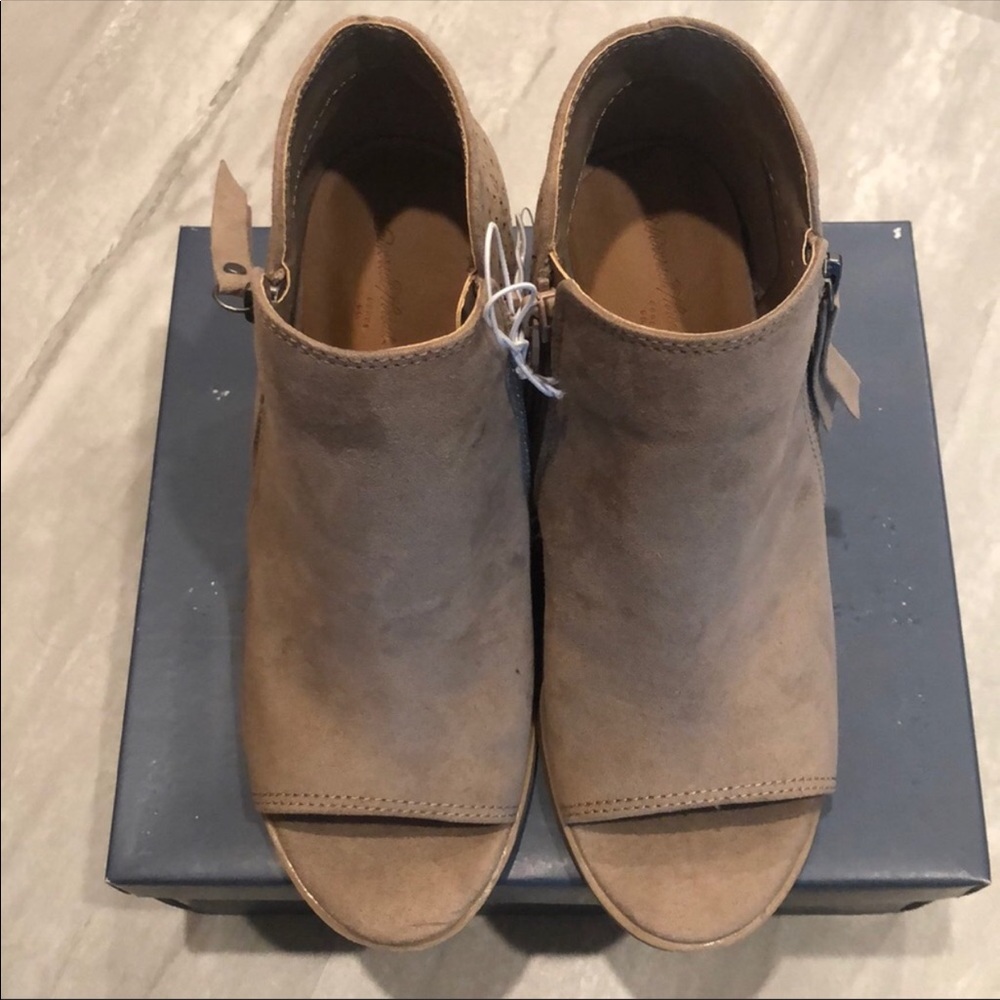 Universal Thread Booties - Picture 2 of 5